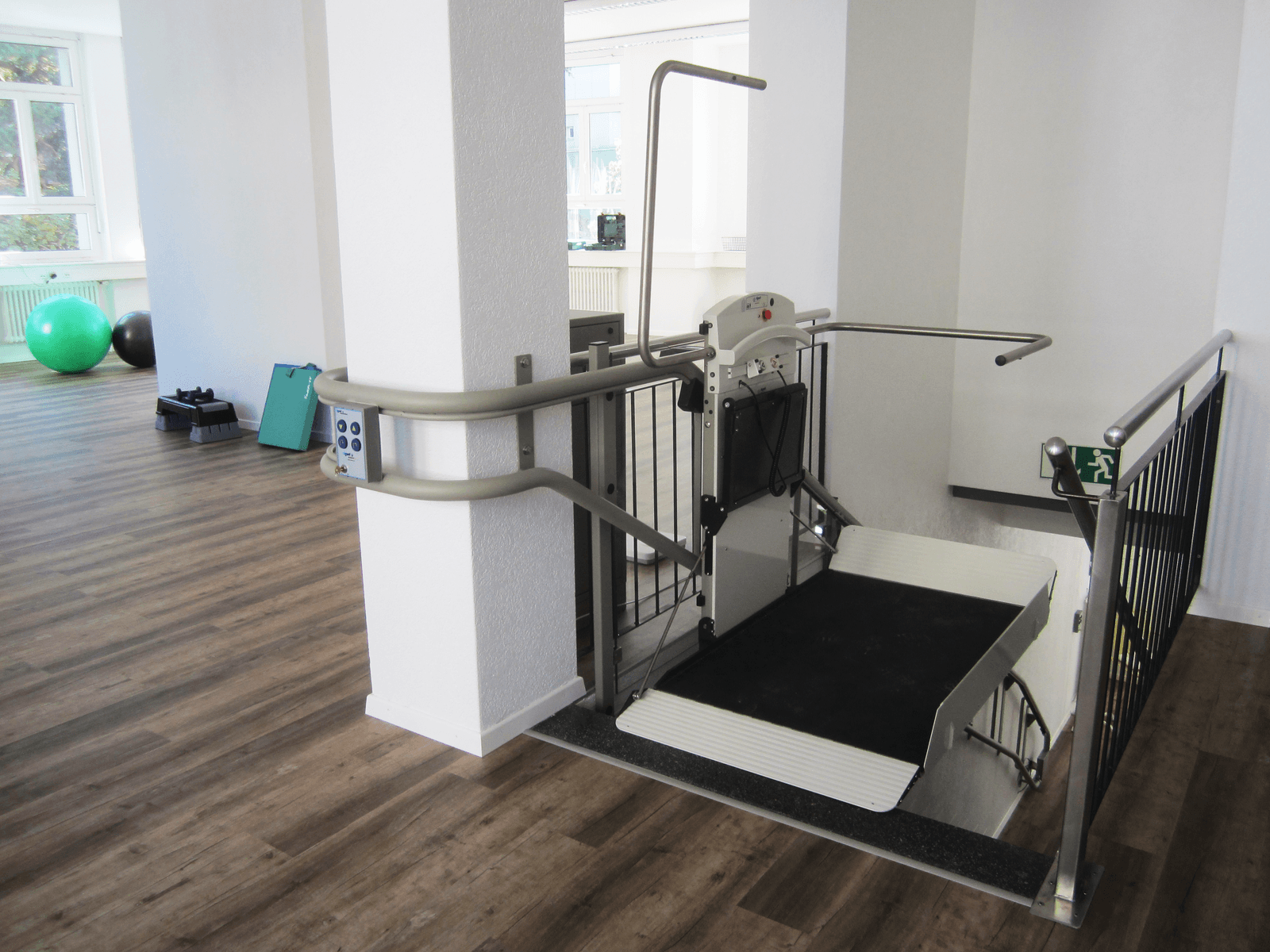 Plattformlift für Rollstuhlfahrer an einer Treppe